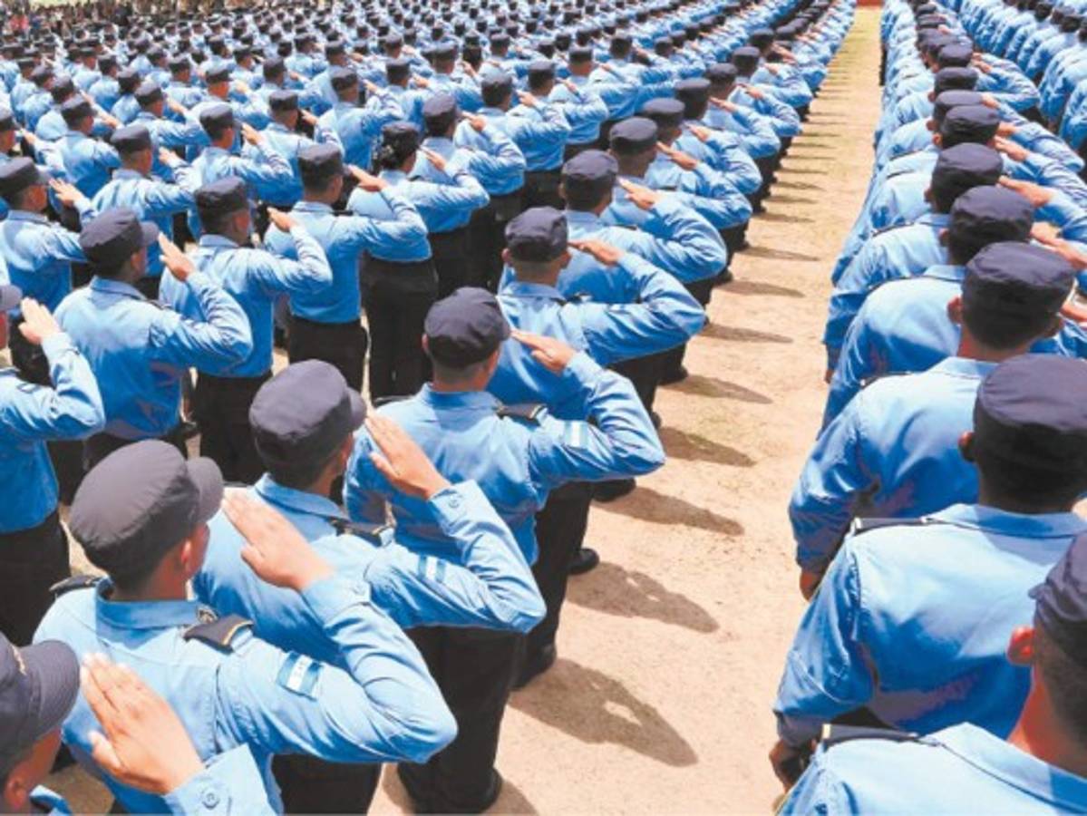 Casi 1,500 policías depurados y todavía la limpieza es insuficiente