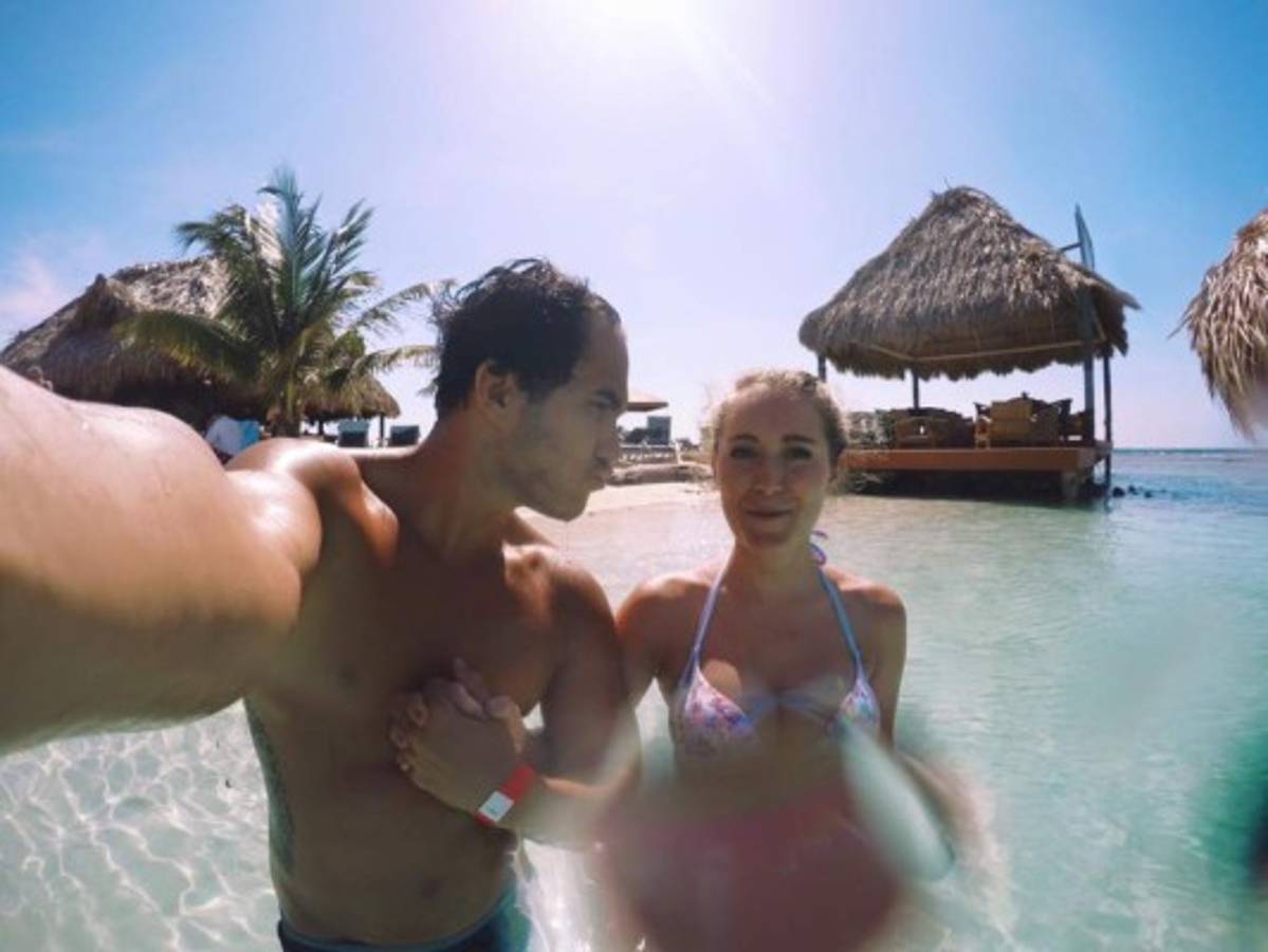 Actor Carlos Pena visita las bellas playas de Roatán