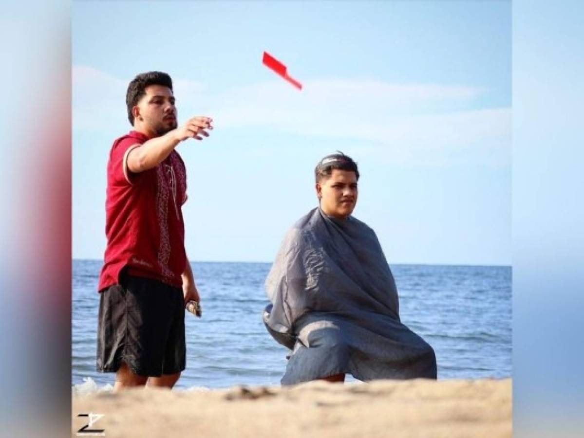 Orgulloso de su oficio y de su país, hizo un video trabajando en la playa de Masca, Omoa, Cortés.