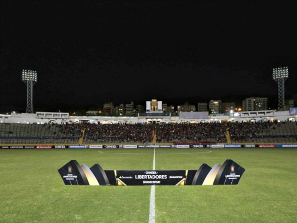 En el estadio Olímpico Atahualpa, la gente de El Nacional esperó más de una hora para ver el Atlético Tucumán les eliminaba. Foto: Agencia AFP / El Heraldo.