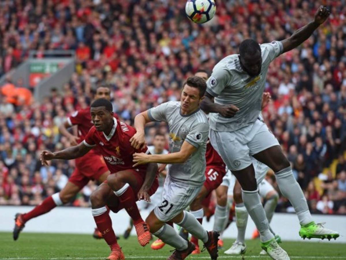 El Mánchester United líder provisional tras empatar 0-0 con el Liverpool
