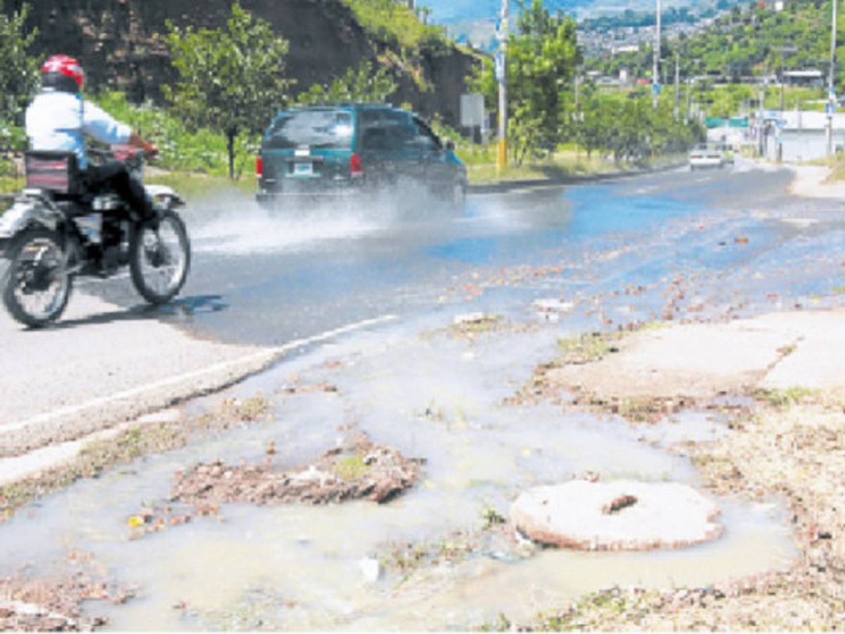 Aguas contaminadas corren por el anillo periférico