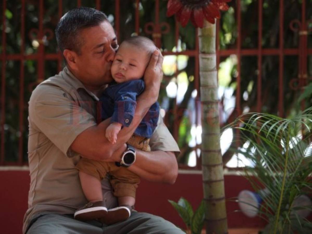 Su tiempo en familia es corto, pero lo sabe aprovechar. En la imagen con su nieto Sebastián. Foto: Emilio Flores/EL HERALDO