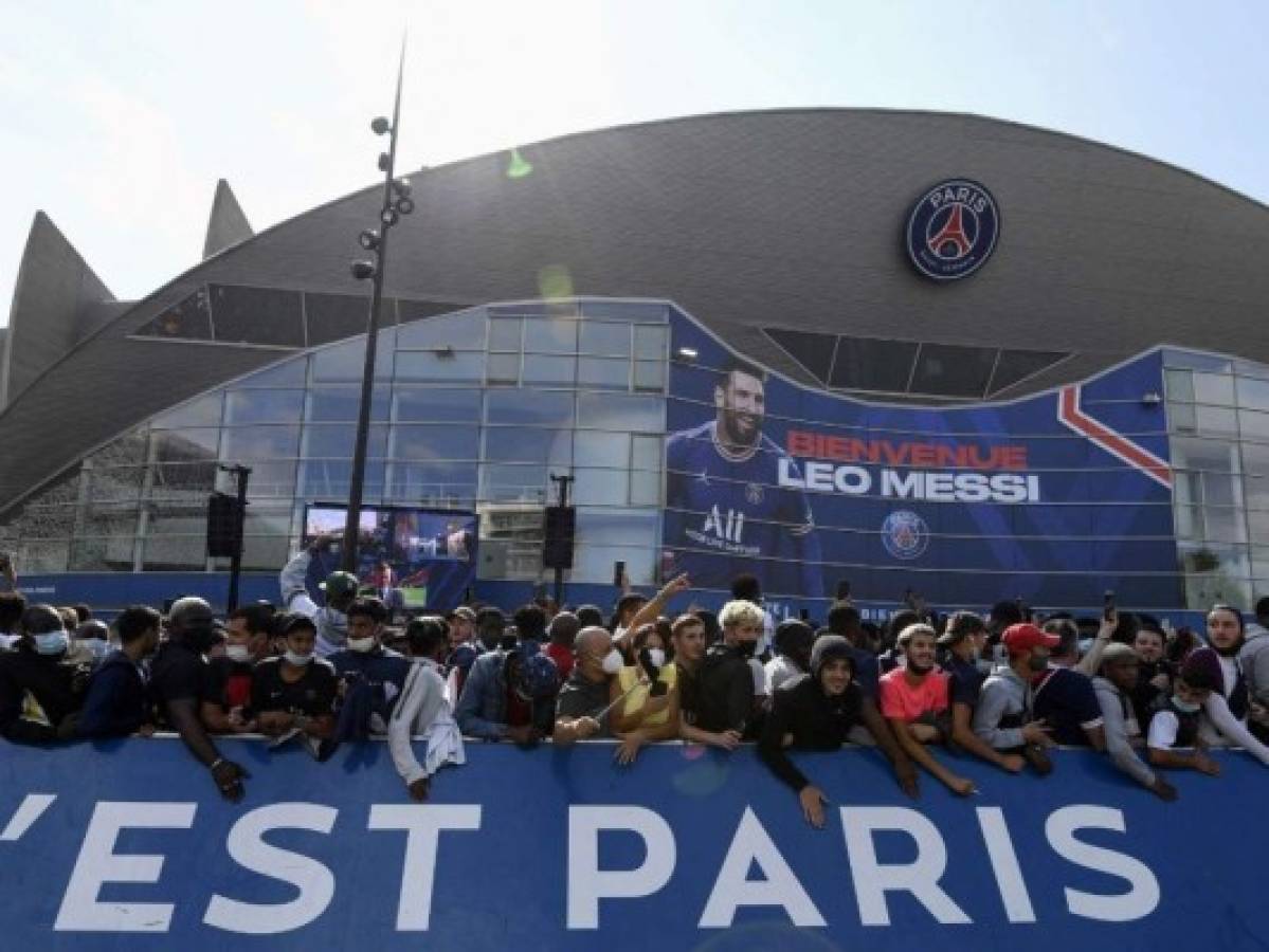 Cientos de aficionados llegaron a las afueras del estadio Parque de los Príncipes para ver a Lionel Messi. Muchos de ellos hicieron fila para comprar la camisa con el número 30. Foto: AFP/Twitter