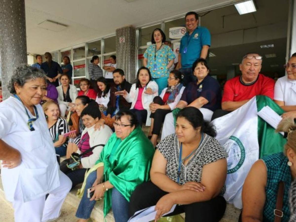 Los trabajadores suspenden paro y regresan a la mesa