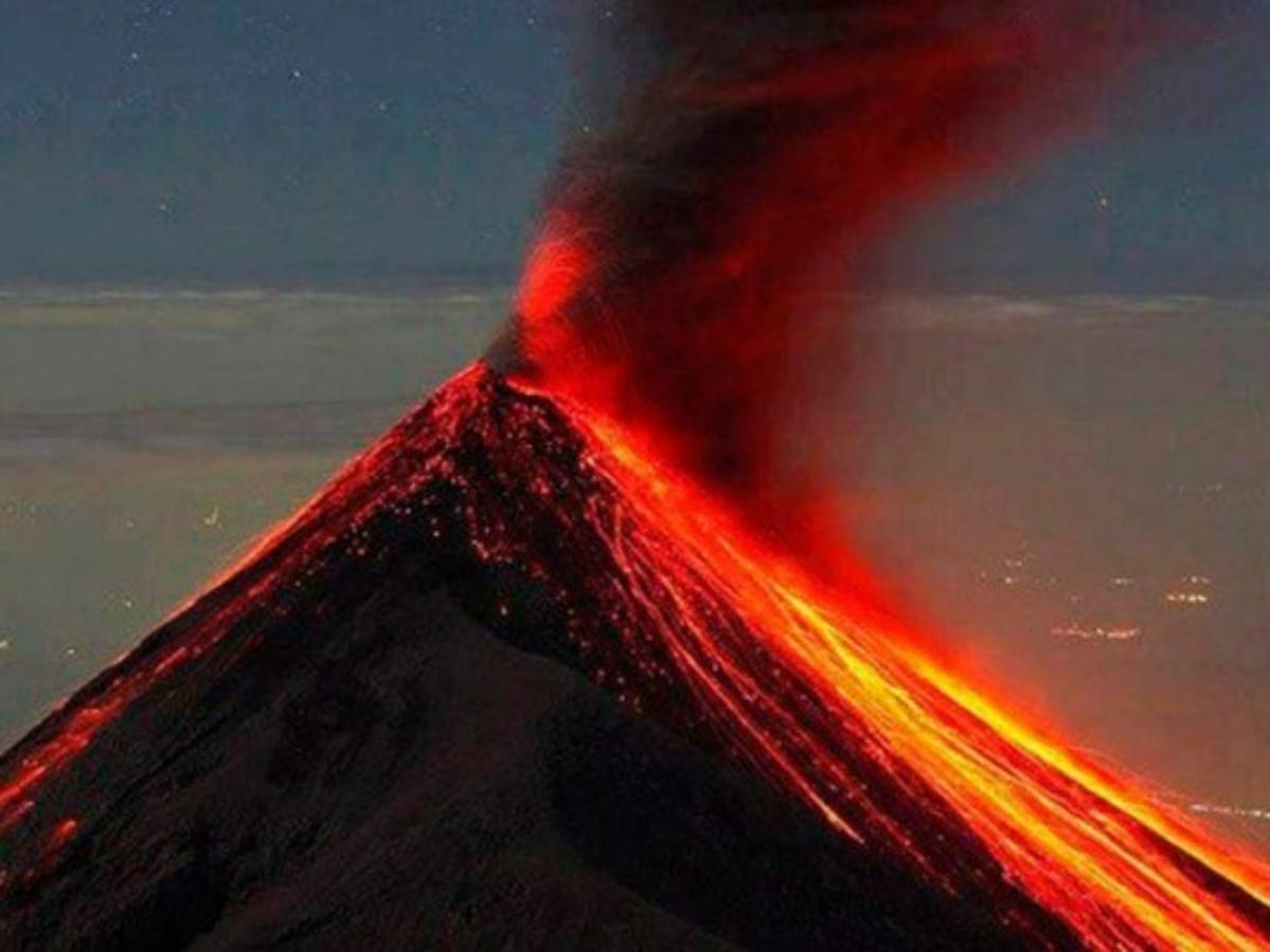 Sobrevivientes de erupción de volcán trasladados a casas temporales en Guatemala