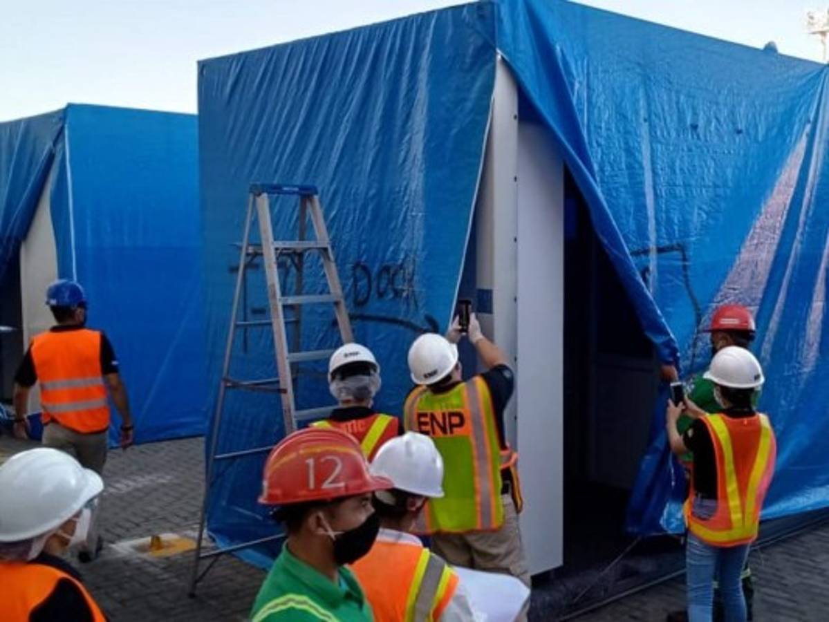 Así se desarrolla el traslado de los primeros 10 contenedores de hospital móvil a SPS