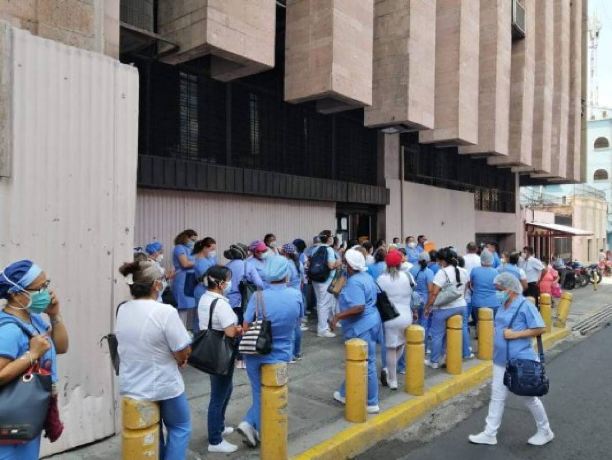 'Dejen de decirnos heroínas y héroes, tenemos años en primera línea': enfermeras exigen reasignación de salarios