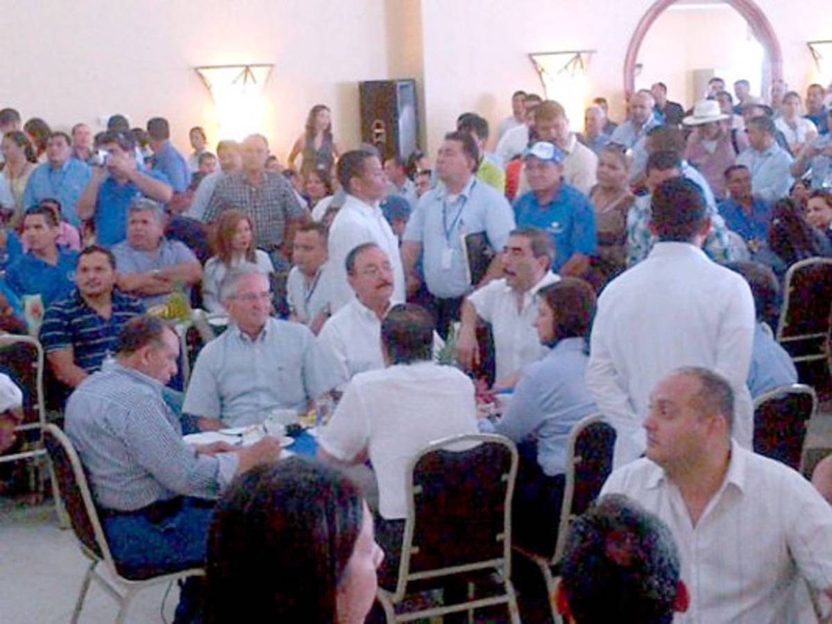 Oficialistas claman por unidad ante ausencia de líderes de otros movimientos