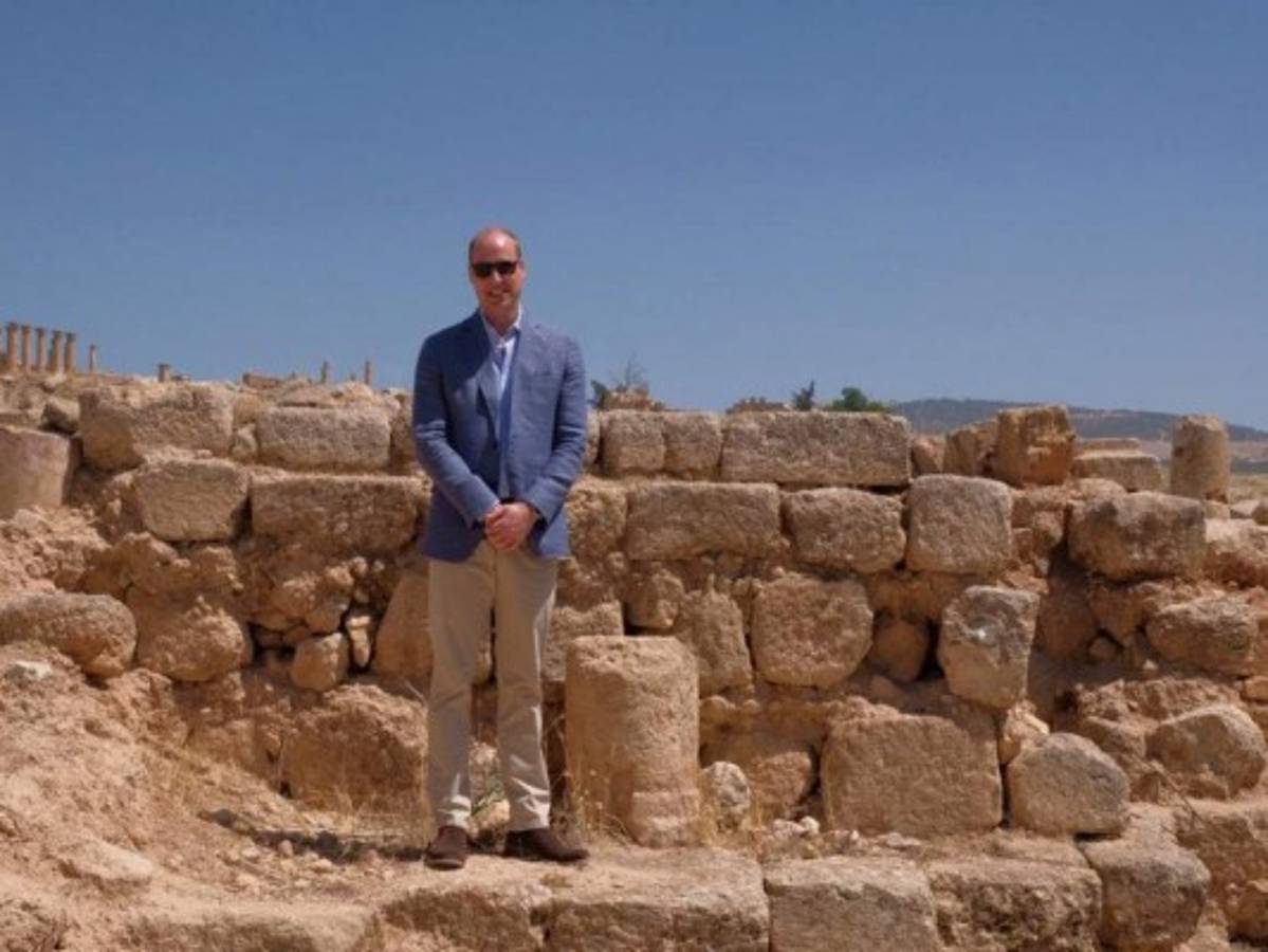 Willian decidió tomarse una fotografía en el mismo sitio donde lo hizo su esposa junto a su padre y hermana. (Foto: Univisión)