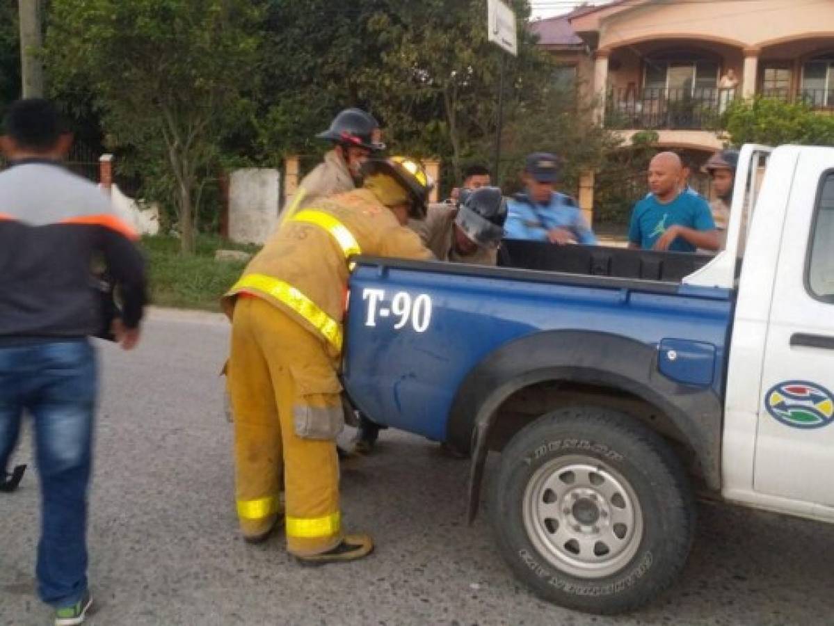 Dos policías resultan heridos tras accidente entre motocicleta y taxi en La Lima, Cortés