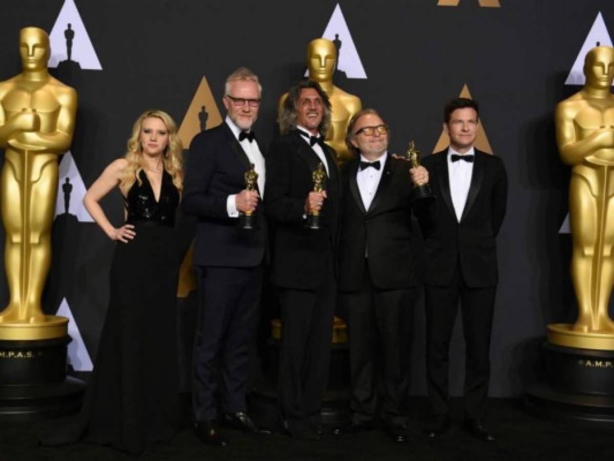 El champán, la política y las madres brillan en la alfombra roja de los Óscar
