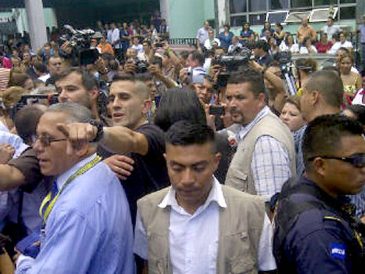 Enfurecidos sindicalistas expulsan a Julieta Castellanos del hospital Escuela