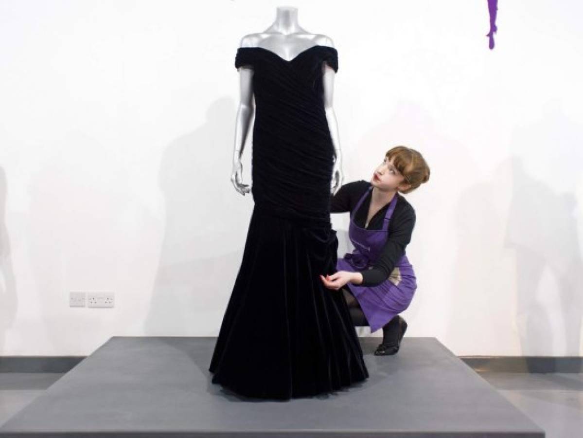 A subasta el vestido que usó la princesa Diana en su baile con Travolta