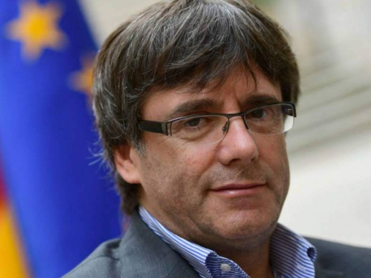 Puigdemont exige a Rajoy restaurar el gobierno catalán cesado