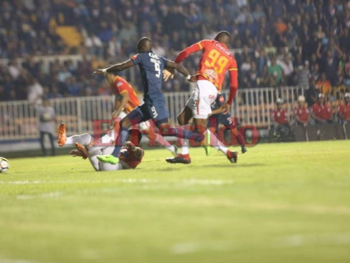 El delantero de Motagua poniendo a temblar a la defensa tica. (Foto: David Romero / EL HERALDO)