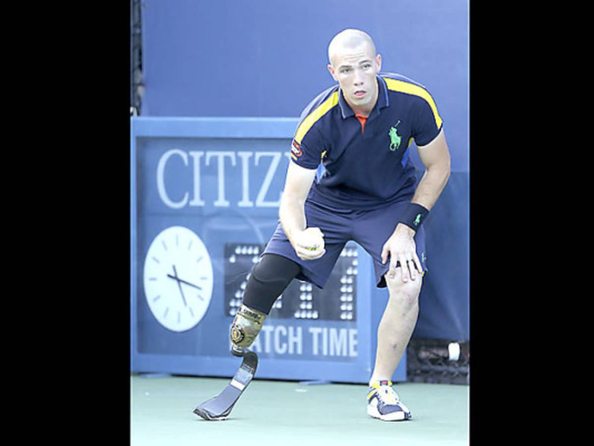Soldado con prótesis es recogepelotas en US Open