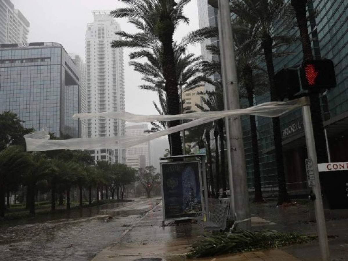 El fortalecido huracán Irma impacta en Cayos de Florida