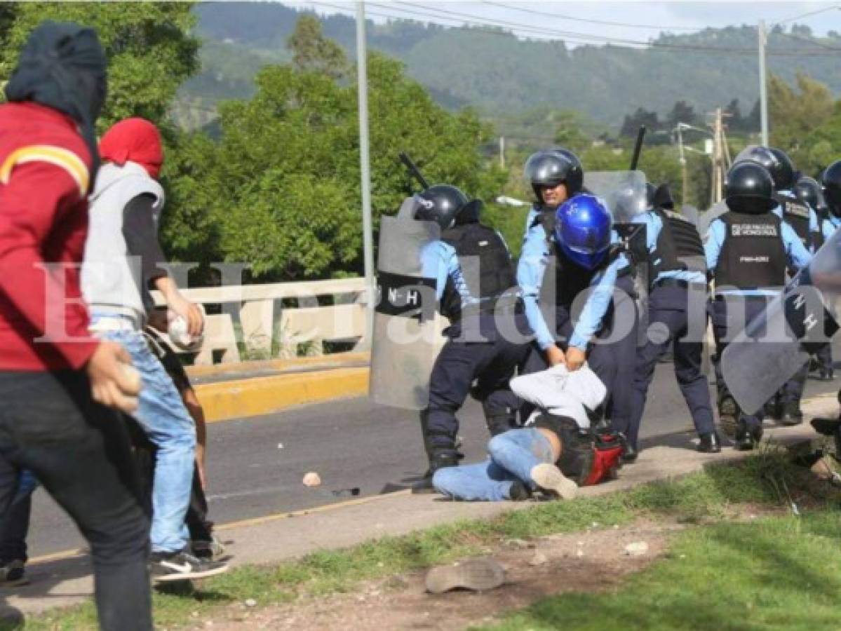 Se calientan los ánimos entre policías y estudiantes en protesta de la UNAH