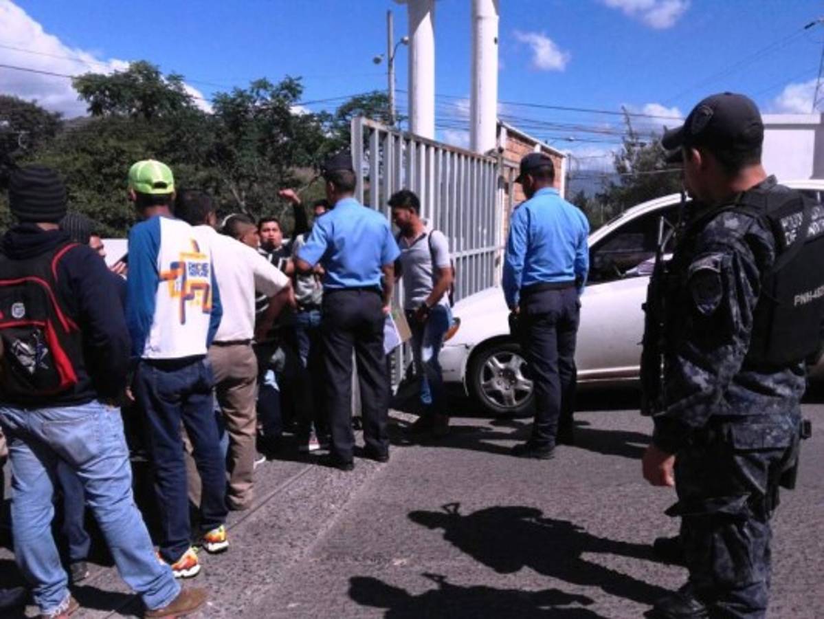 Honduras: Policías depurados exigen pago de derechos