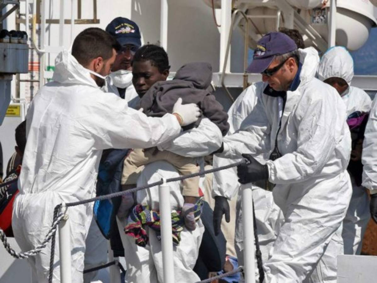 Cuatro migrantes muertos y 187 rescatados en aguas libias tras incendio en embarcación