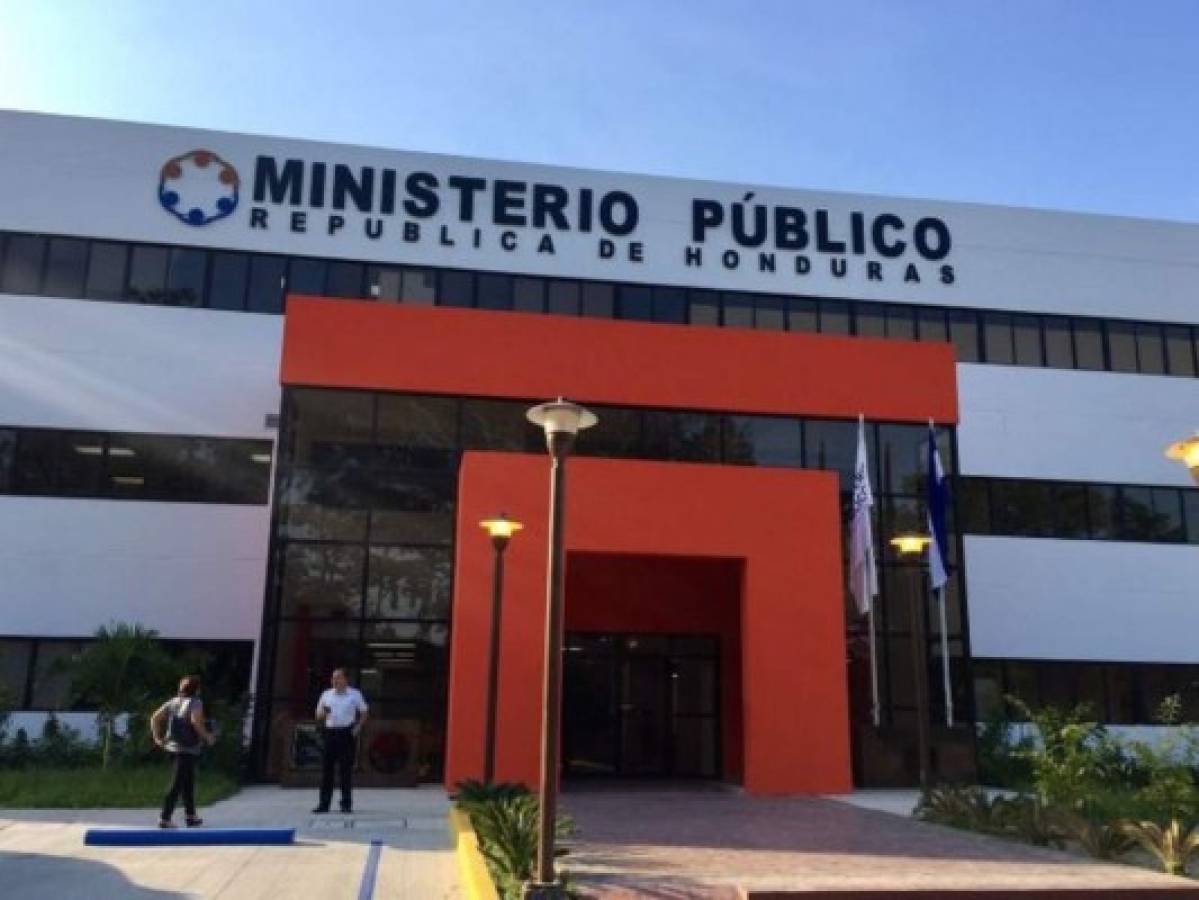 Condenan a directora de escuela de enfermería por estafar a nueve estudiantes