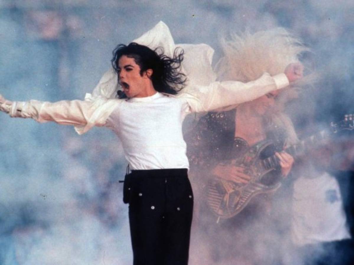 Mall danés retira estatua de cera de Michael Jackson y la reemplaza por una de Brad Pitt