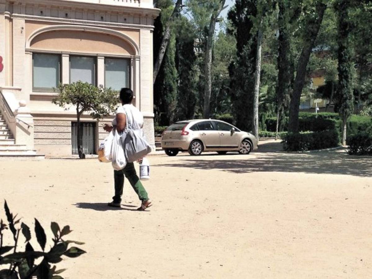 Entre las labores domésticas que deben desempeñar está hacer la compra diaria o semanal en el supermercado y llevarla a la casa, ya que en España es común caminar para hacer este tipo de mandados.