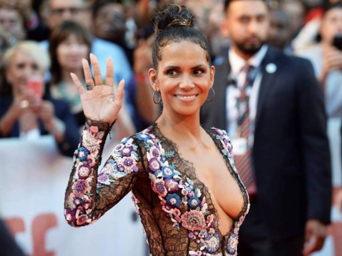 Este fue el escote de Berry que causó halagos en el mundo. Foto AP