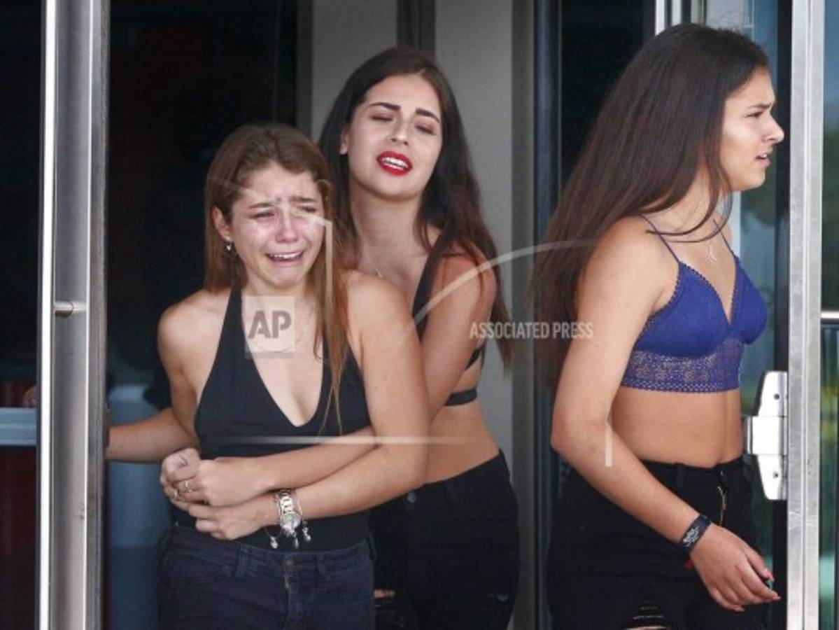 Tres jÃ³venes lloran tras ver el funeral de XXXTentacion el miÃ©rcoles 27 de junio de 2018 en Sunrise, Florida. El rapero fue asesinado en su auto deportivo de lujo la semana pasada. (Foto AP/Brynn Anderson)