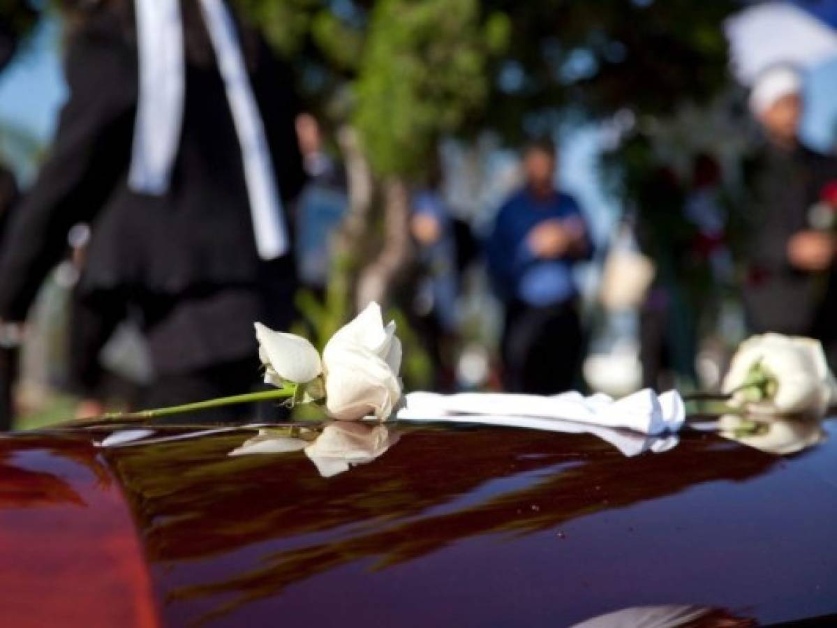 Indignación en Roma por bandera nazi en un funeral católico  