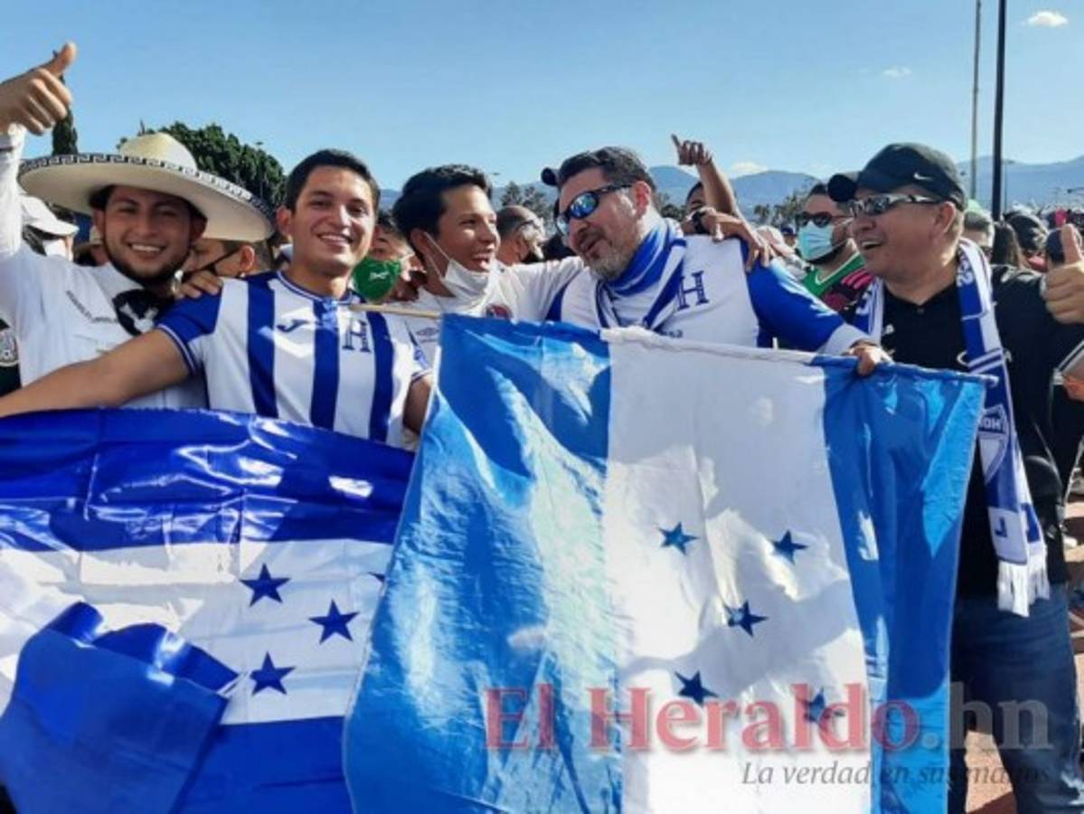 Con mariachi y enmascarados, afición hondureña y azteca ponen ambiente previo al partido