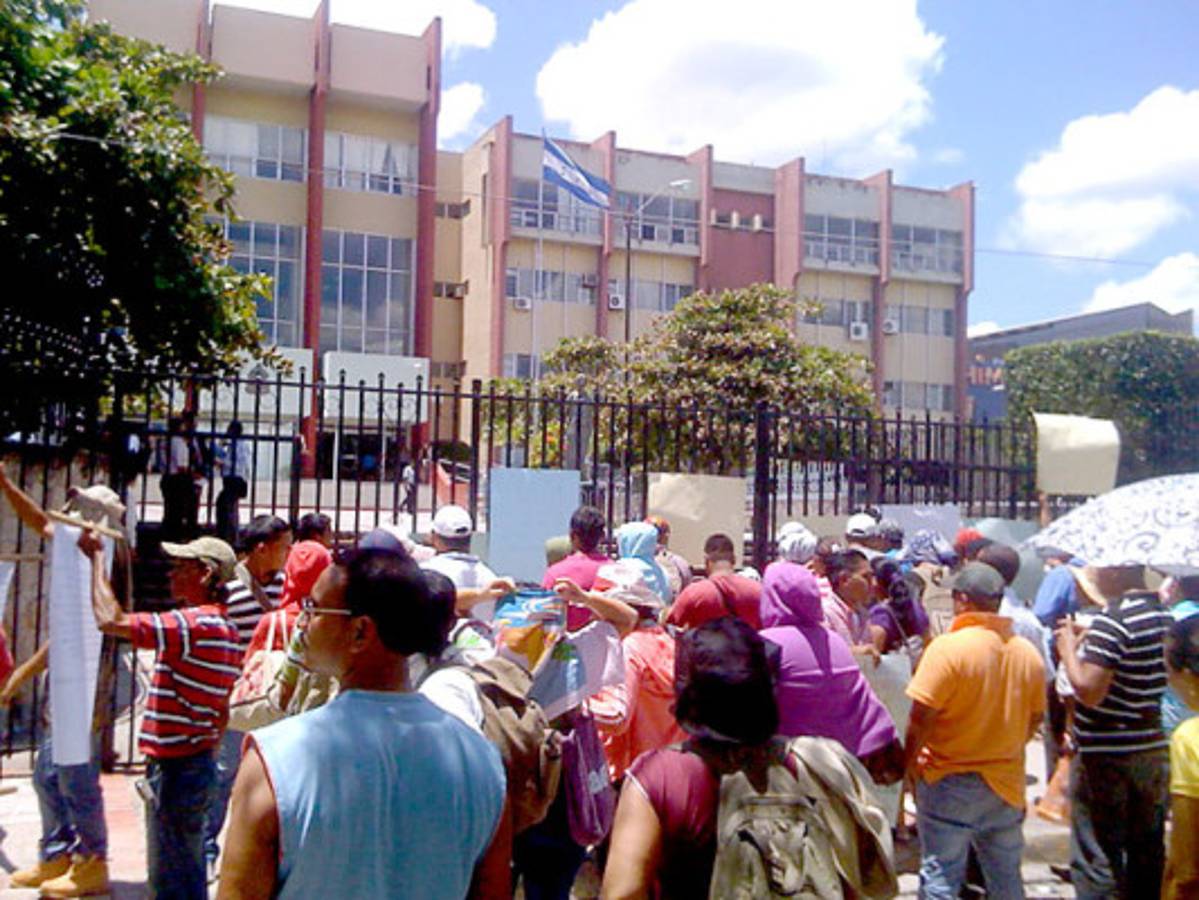 Desalojan a pobladores del Bajo Aguán que se plantaron frente a sede del Poder Judicial