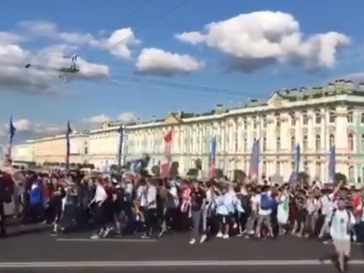 VÍDEO: Multitudinaria marcha de aficionados de Argentina en San Petersburgo