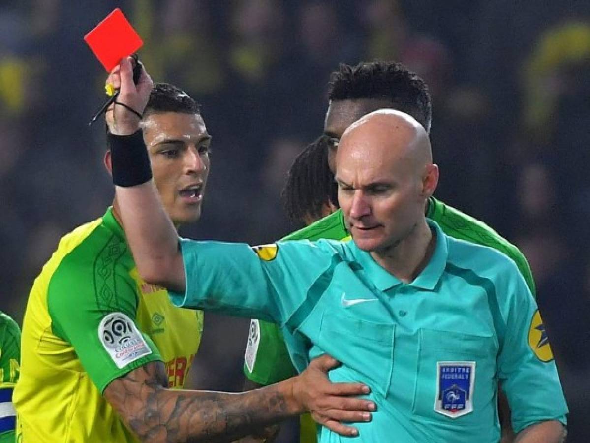 Le sacan 'tarjeta roja' a árbitro en Francia