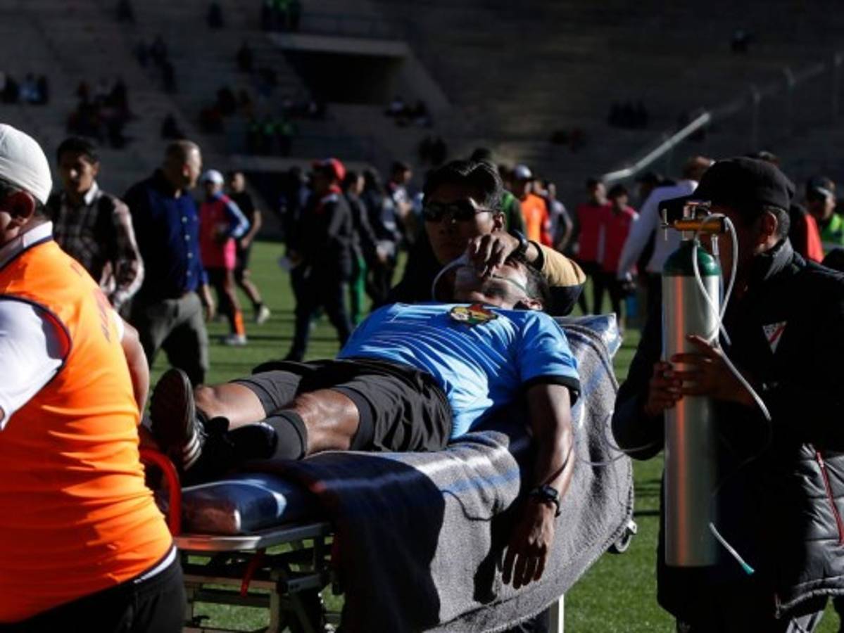 Muere árbitro mientras dirigía partido de fútbol en Bolivia