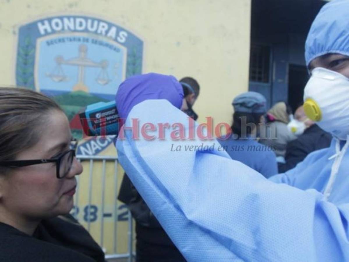 A los compatriotas se les tomaron exámenes antes de ser aislados. Foto: Alex Pérez/El Heraldo.