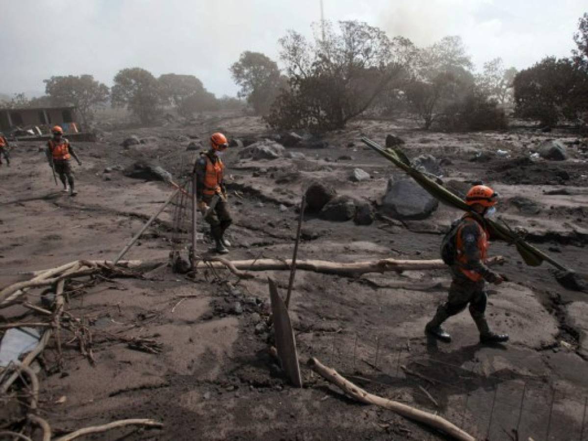 Guatemala todavía busca a víctimas del volcán de Fuego