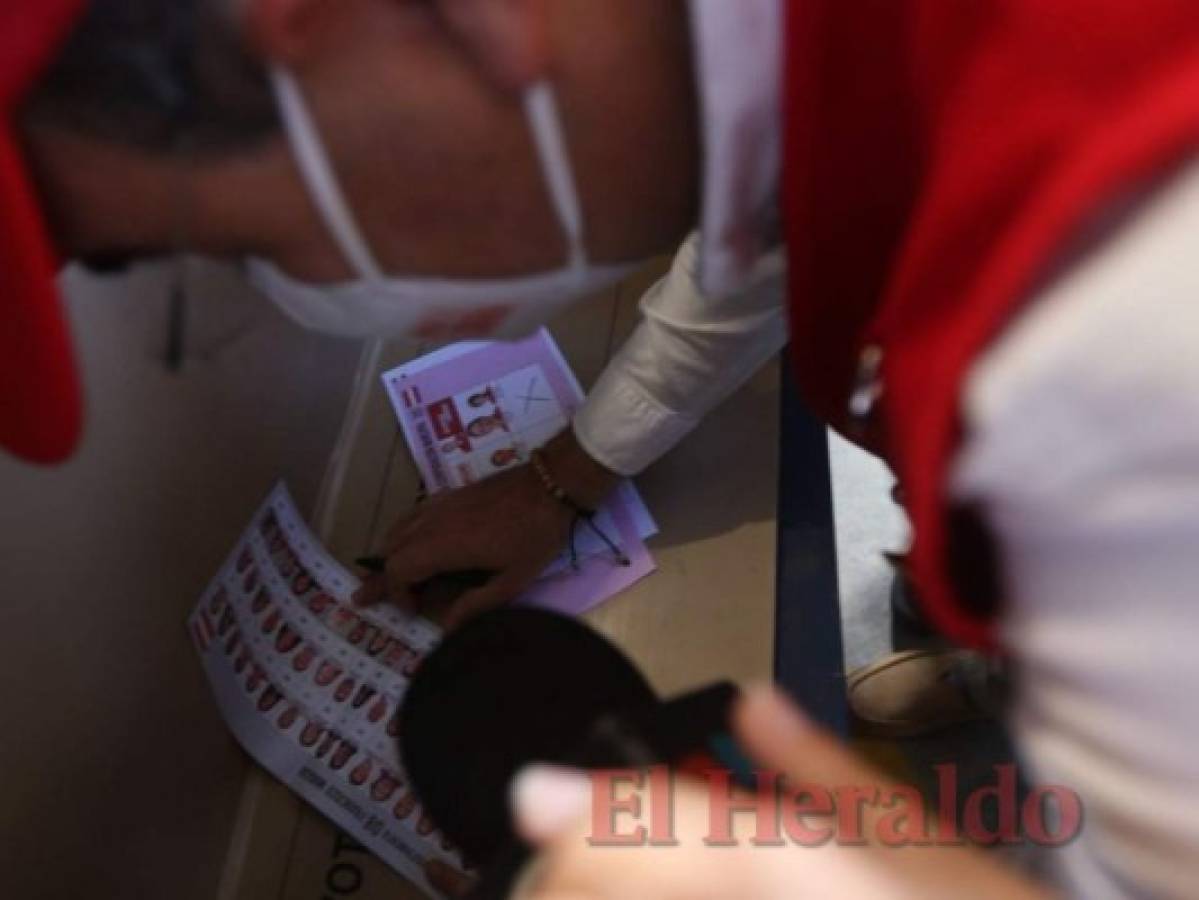 Con fuerte mensaje contra corruptos y señalados en narcotráfico Luis Zelaya acudió a las urnas (FOTOS)