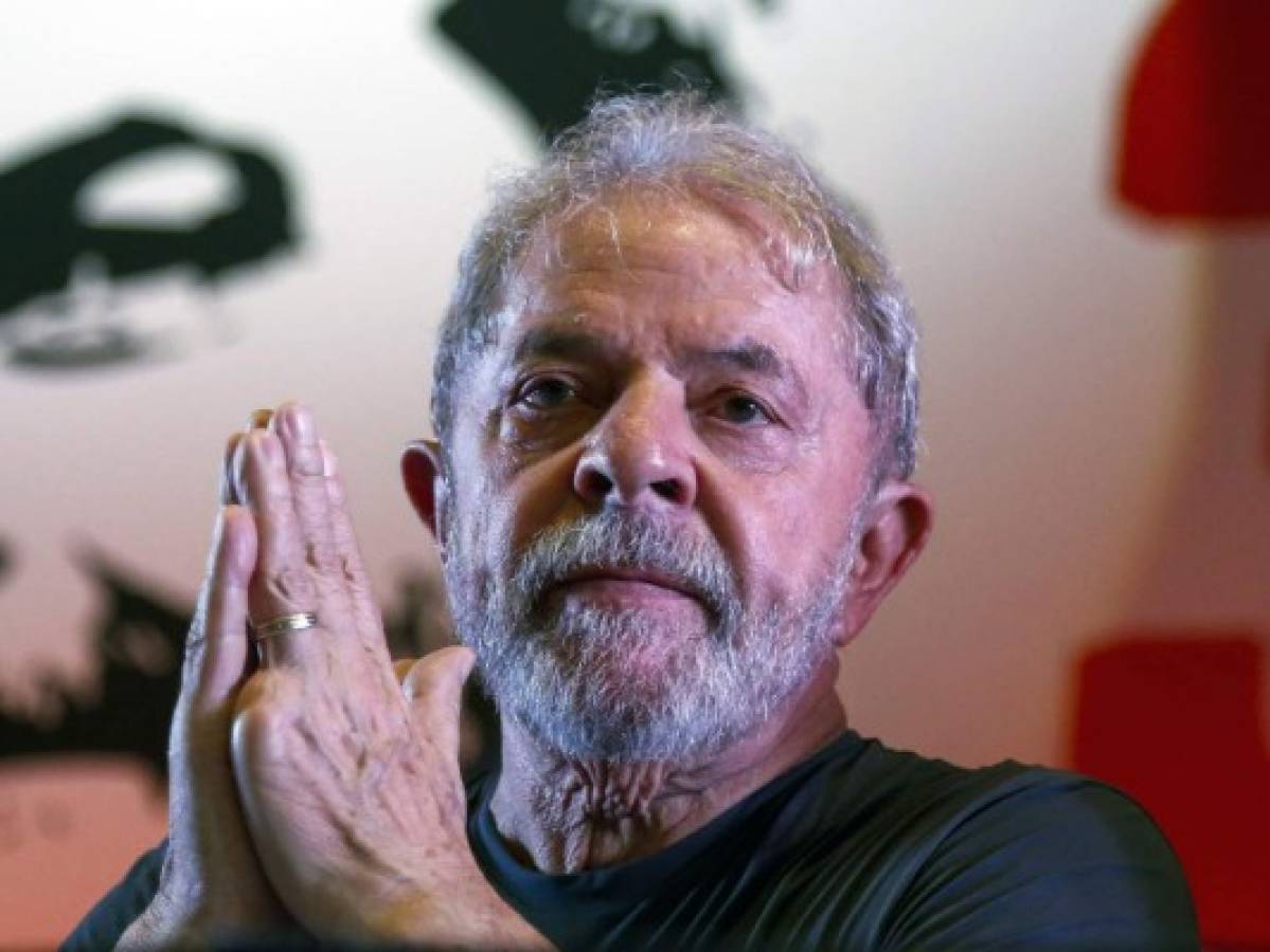 Lula hace caso omiso del plazo para entregarse a la justicia en Brasil