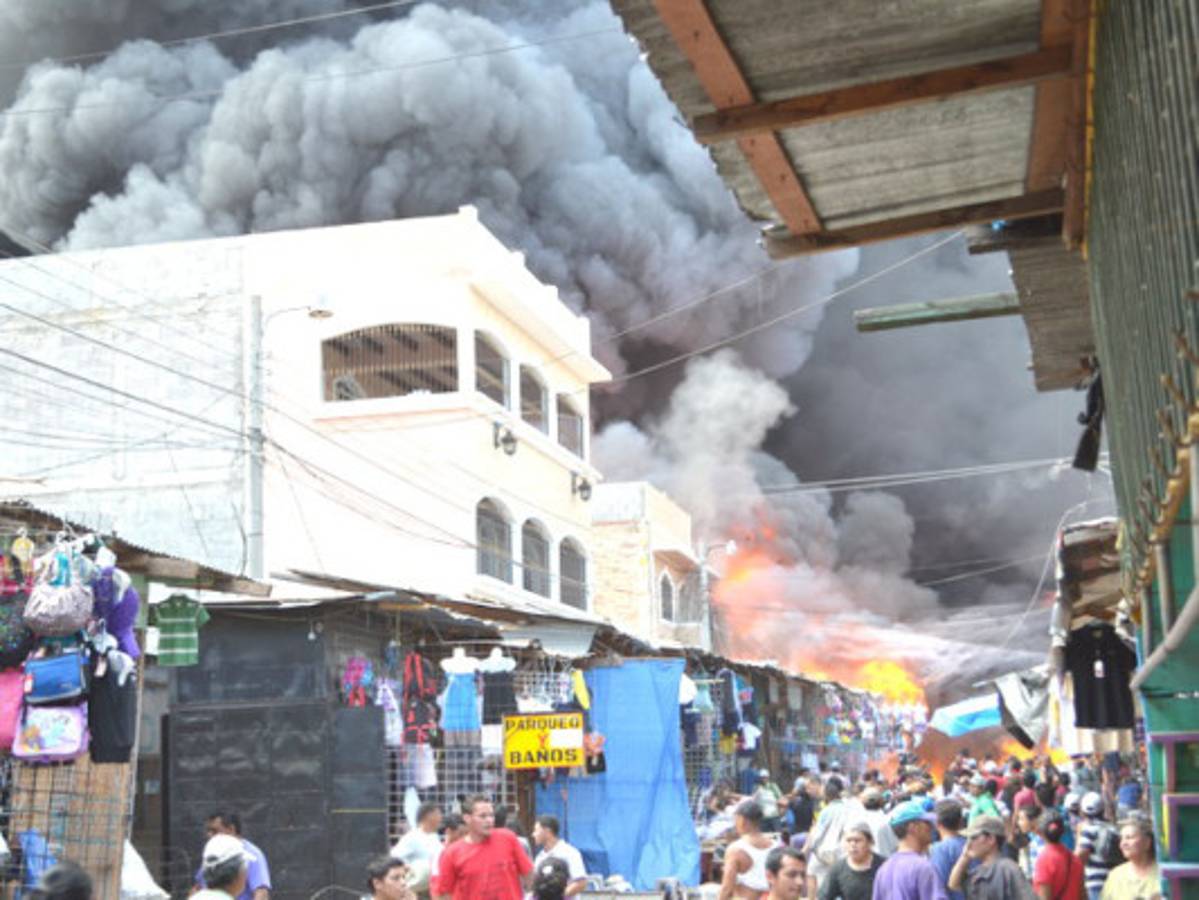 Voraz incendio arrasa con seis mercados de la capital de Honduras