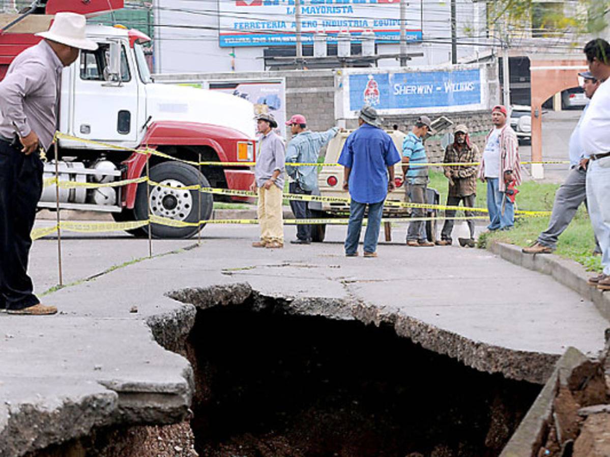 Cede ante lluvias calle de acceso a la residencial Venecia y UTH