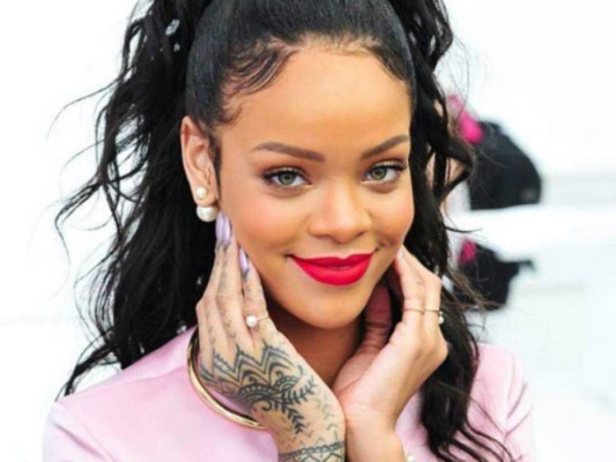 Rihanna envuelta en polémica al posar desnuda besando a su sobrina
