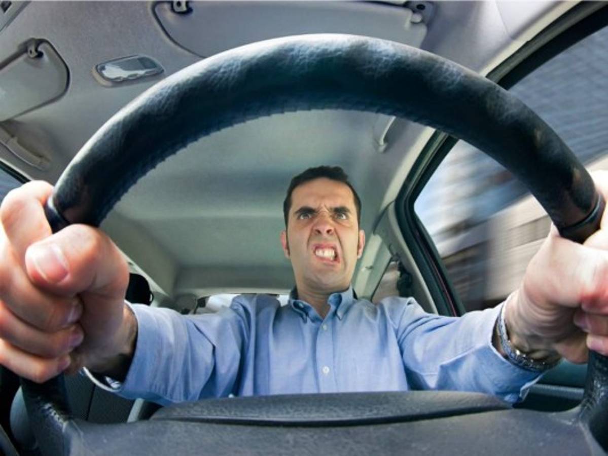 Cinco vicios al volante que dañan tu carro