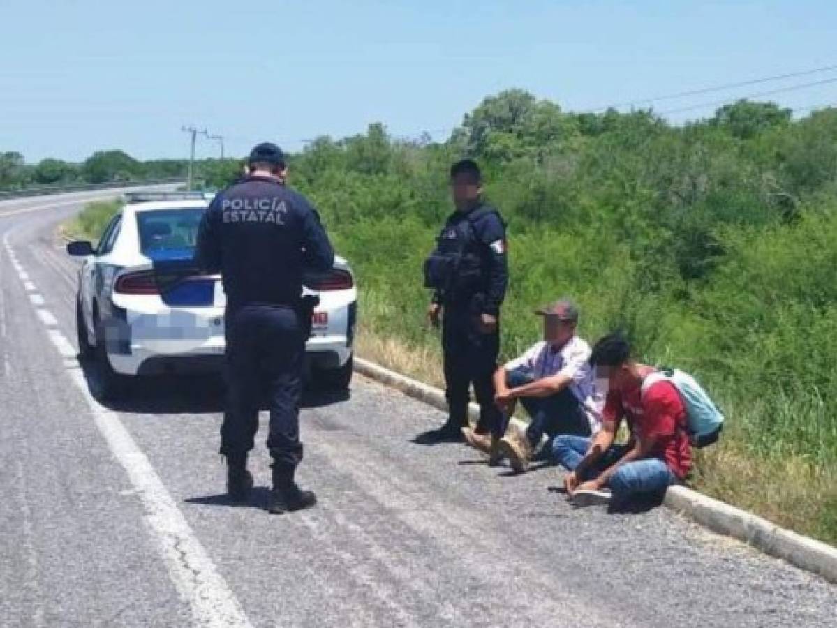 Rescatan a dos hondureños que caminaban en solitaria carretera de México