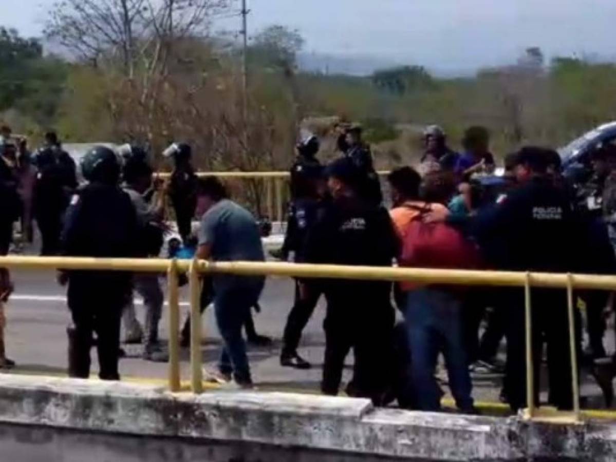 Mujeres y niños que iban en caravana suplican para que no los detengan en redada en México