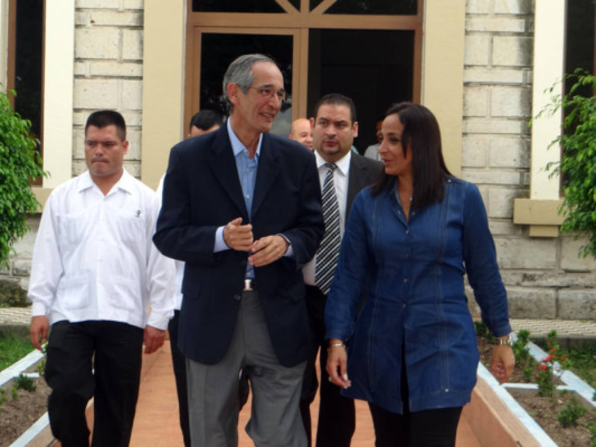 Álvaro Colom llega a Honduras para ser condecorado
