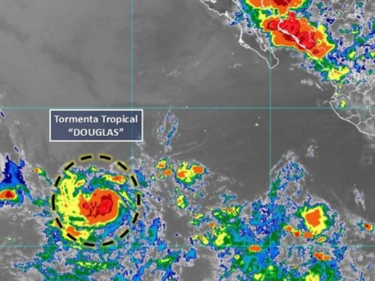 Tormenta tropical Douglas se fortalece en el Pacífico