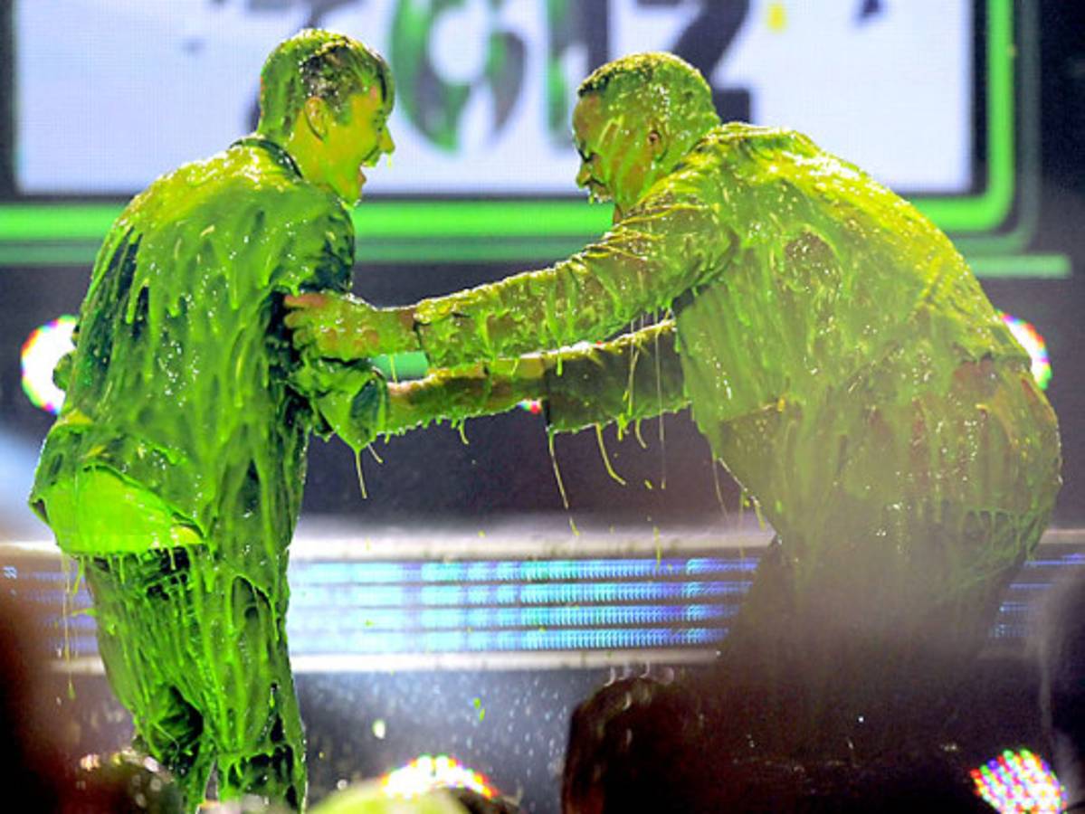 Lluvia verde cae sobre las estrellas en los Kids' Choice
