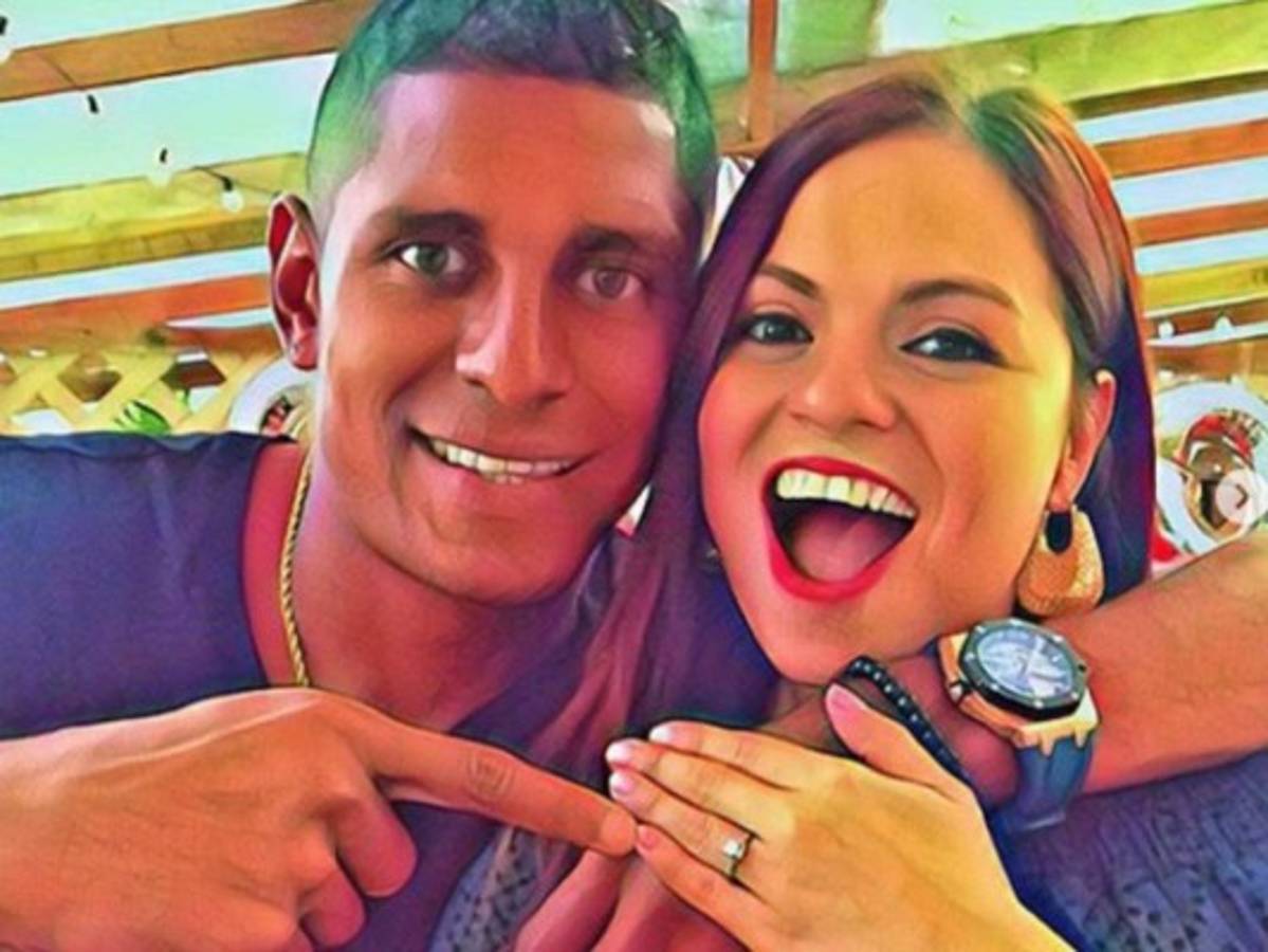 Este es el anillo que le entregó Costly a Tita Torres. (Fotos: Instagram)